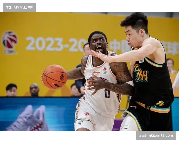 王哲林低位成上海进攻支点 内线策应助力整体战术